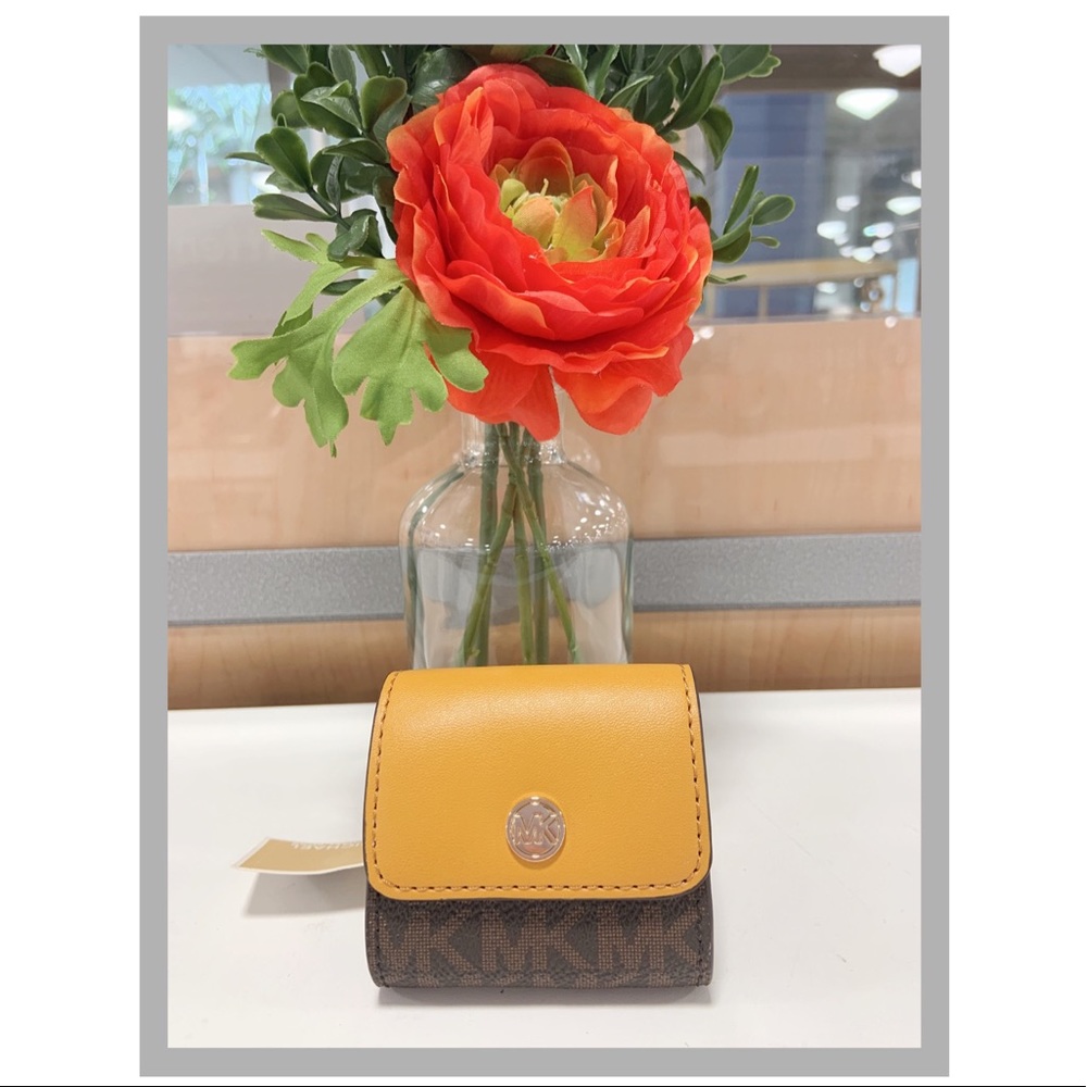 Michael Kors AirPod case - Picture 2 of 10